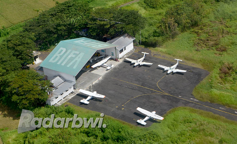 DIRGANTARA: Beberapa pesawat latih parkir di area hanggar yang dikelola BIFA di kawasan Bandara Banyuwangi. (Ramada Kusuma/Radar Banyuwangi)