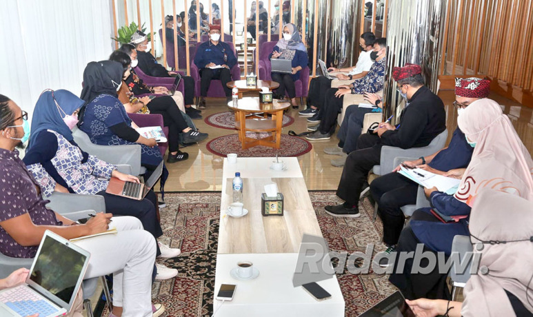 DISKUSI: Rombongan Tim PUU DPR RI berdiskusi dengan jajaran Pemkab Banyuwangi di Lounge Pelayanan Publik kantor bupati. (Dini Rahmawati for RadarBanyuwangi.id)