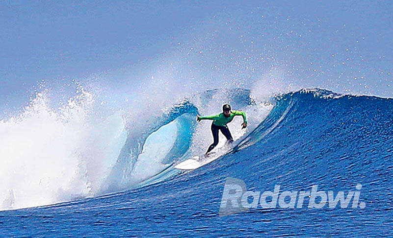 KELAS DUNIA: Peselancar mancanegara menjajal ombak di kawasan Pantai Plengkung (G-Land), Minggu (22/5). (Dini Rahmawati for Radar Banyuwangi)