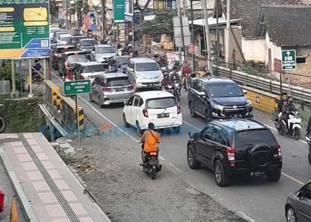 simpang-tiga-benculuk-macet-sepanjang-2-km
