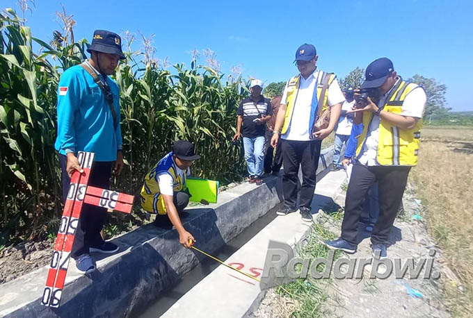 SIDAK PROYEK P3TGAI: Petugas BBWS mengecek hasil pembangunan irigasi air di Desa Panji Lor, Kecamatan Panji, Selasa (21/6) lalu.(Iwan Feriyanto/Radar Situbondo)