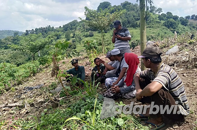 Sejumlah warga sedang istirahat di lahan hutan lindung milik perhutani di Desa Tambak Ukir, Kecamatan Kendit, Jumat (3/6) kemarin. (Iwan Feriyanto/Radar Situbondo)