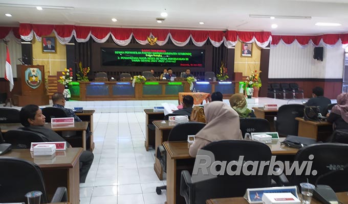 FORUM TERTINGGI: Rapat paripurna DPRD Situbondo dengan agenda pembubaran perumda Pasir Putih dan Banongan, harus ditunda karena tidak kuorum, Senin (6/6) lalu. (Iwan Feriyanto/Radar Situbondo)