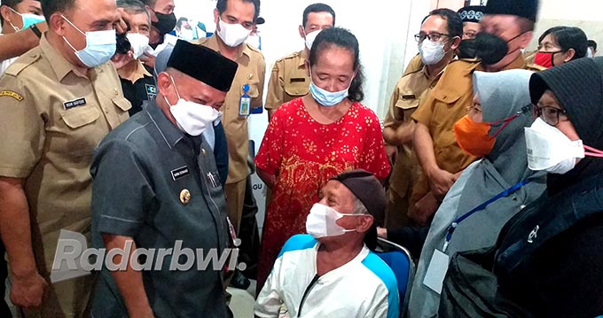 PEDULI: Bupati Situbondo, Drs. Karna Suswandi, MM, didampingi Kadinkes, Dwi Herman Susilo dan Direktur RSUD Besuki, dr. Imam Haryono, menyambut dan menyapa masyarakat saat melakukan skrining operasi mata katarak. (Marjono/Radar Situbondo)