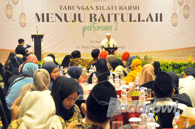 SIAP BERANGKAT: Pembimbing dan jamaah umrah TRIAAA KH Abdul Ghofar akan berumrah pada September 2022 mendatan. (Sidrotul Muntoha/Radar Banyuwangi)