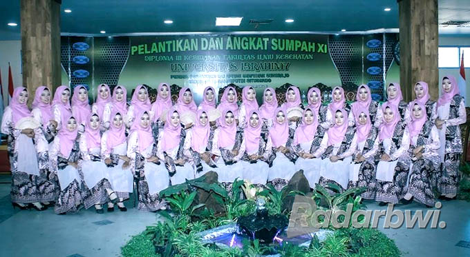 Sebanyak 36 mahasiswa prodi D.3 Kebidanan pada Fakultas Ilmu Kesehatan Universitas Ibrahimy foro bersama usai pelantikan. (IBI Jatim For Radar Situbondo)