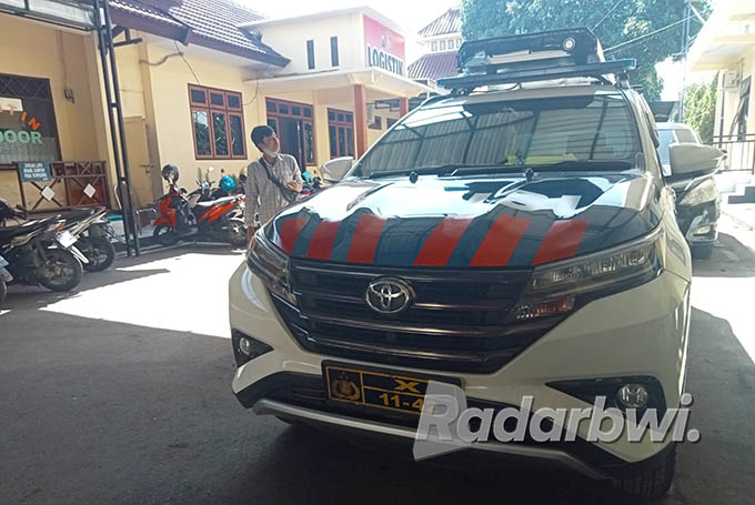 SARANA BARU: Mobil incar diparkir di halaman Mapolres Situbondo. (Humaidi/Radar Situbondo)