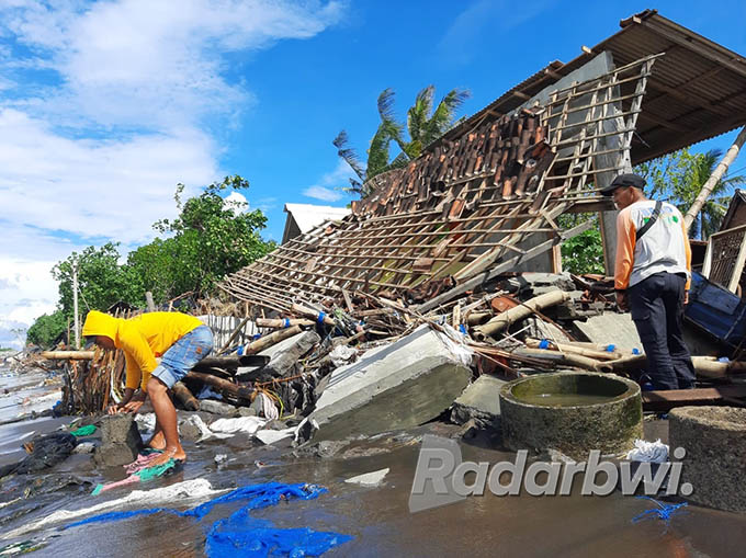 AKIBAT BENCANA ALAM: Rumah milik Syaiful, 54 warga Dusun Laokbindung, Desa Landangan, Kecamatan kapongan rusak parah setelah diterjang banjir rob dan angon kencang, kemarin. (Humaidi/Radar Situbondo)