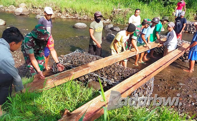 GOTONG ROYONG: Puluhan warga Dusun Dauh, Desa Jatibanteng, Kecamatan Besuki, membangun jembatan sementara, Minggu lalu(5/6). (Humaidi/Radar Situbondo)