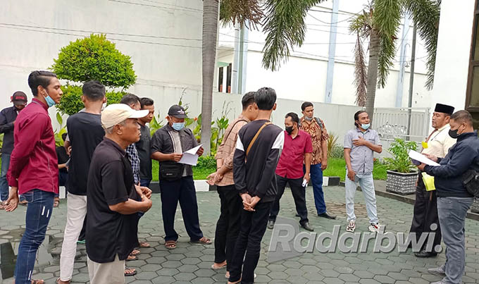 BERSAMA WARGA: Supriyono dan belasan warga mendatangi kantor Kejaksaan Negeri Situbondo, Senin (13/6) lalu. (Humaidi/Radar Situbondo)