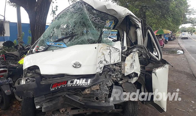 RUSAK PARAH: Pikap Nopol P 8418 EA terparkir di pinggir jalan Pos Lantas Kecamatan Arjasa, Jumat (3/6) lalu. (Humaidi/Radar Situbondo)