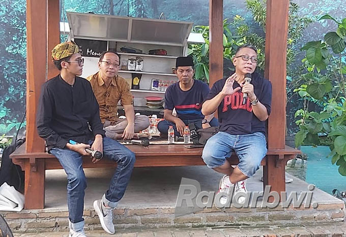 BERI SUPPORT: Dipandu moderator Bagus, Nirwan Dewanto didampingi Agus Sudibyo dan Imam Maskun berbagi kiat sukses menggelar pameran lukisan di Langgar Arts, Minggu sore lalu (29/5). (Syaifuddin Mahmud/Radar Banyuwangi)
