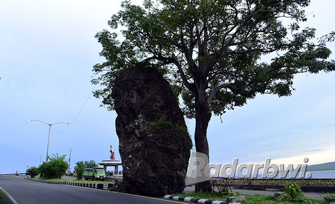 Watudodol di Perbatasan Kecamatan Kalipuro dan Wongsorejo, Banyuwangi, menjadi salah satu destinasi wisata di Banyuwangi. (Ramada Kusuma/Radar Banyuwangi)