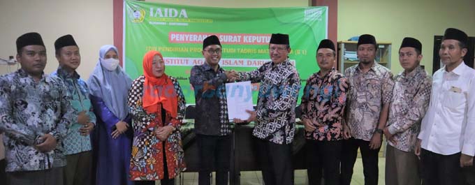 PRODI BARU: Rektor IAI Darussalam, Blokagung Dr. KH. Ahmad Munib Syafa’at, Lc., M.E.I, menerima SK surat izin operasional Prodi Pendidikan Matematika dari Diktis Kemenag RI, Prof. Dr. H. Suyitno, M.Ag di kampusnya pada Sabtu (11/6).