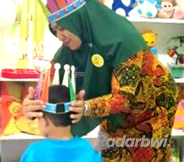 INOVATIF: Perawat menyambut pasien yang rawat inap di Ruang Mas Alit (Ruang Anak) RSUD Blambangan. (Virna for Radar Banyuwangi)