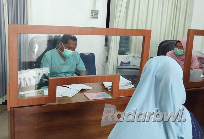 MENYELURUH: Dokter spesialis obgyn melakukan konseling persiapan persalinan kepada pasien di RSUD Blambangan. (Virna for Radar Banyuwangi)