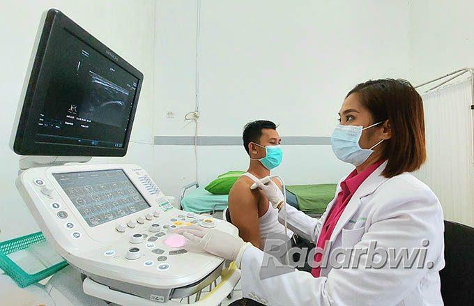 MENDETEKSI: dr Yanuarningtyas memeriksa pasien nyeri bahu di Poli Nyeri RSUD Genteng. (Foto: RSUD Genteng for Radar Genteng)
