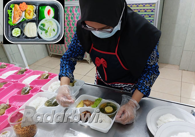 SEHAT: Tenaga instalasi gizi RSUD Genteng mengemas katering cantik untuk pasien dan masyarakat sekitar. (RSUD Genteng for Radar Genteng)