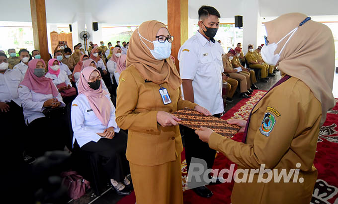 Bupati Ipuk menyerahkan SK PPPK kepada salah seorang guru di Pendapa Shaba Swagata Blambangan. (Ramada Kusuma/Radar Banyuwangi)