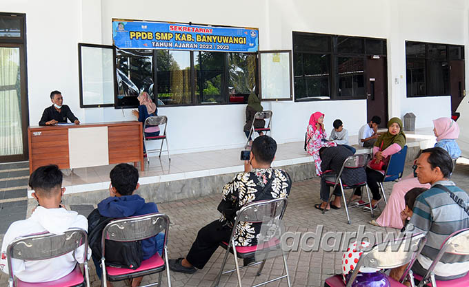PUSAT LAYANAN: Untuk membantu wali murid mendaftarkan sekolah anaknya, Dinas Pendidikan Banyuwangi  membuka pos bantuan PPDB. (Ramada Kusuma/Radar Banyuwangi)