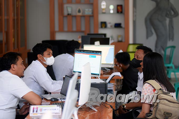 DIPANDU OPERATOR SEKOLAH: Siswa mengambil PIN pendaftaran sekolah sebagai syarat mendaftar di SMAN 1 Giri, Rabu (8/6). (Ramada Kusuma/Radar Banyuwangi)