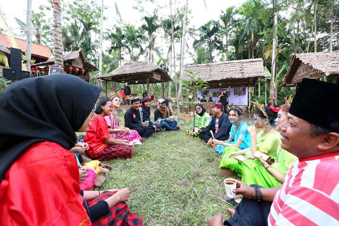 TETAP KOMPAK: Keragaman suku dan budaya membawa Banyuwangi bisa bergerak maju. Hal ini ditunjukkan dalam Festival Ngopi Kebangsaan di  Desa Bulusari, Kecamatan Kalipuro, Sabtu (4/6).(Ramada Kusuma/RadarBanyuwangi.id)