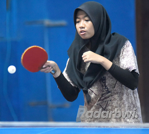 ATLET ANDALAN: Aulia Putri Salsabila dan Ahmad Maysur berlatih di aula kampus Uniba, Selasa (31/5) lalu. (Ramada Kusuma/Radar Banyuwangi)