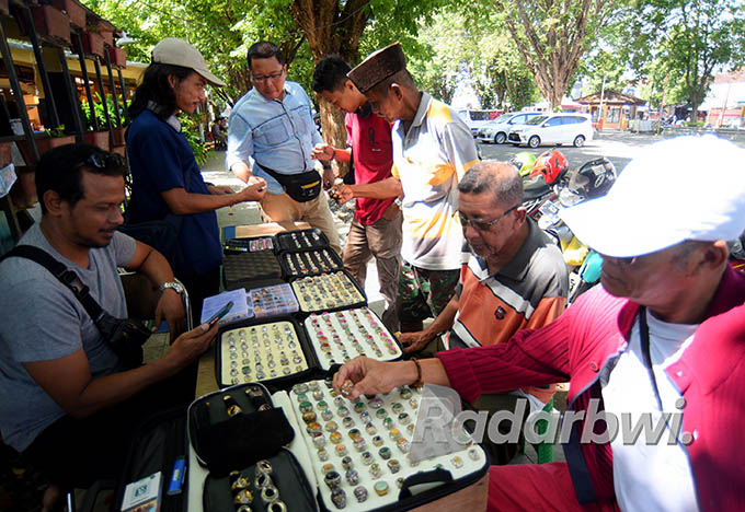 KEMBALI BERGELIAT: Komunitas pencinta akik dan batu mulia menggelar koleksinya di RTH Sritanjung, Sabtu (25/6) lalu. (Ramada Kusuma/Radar Banyuwangi)