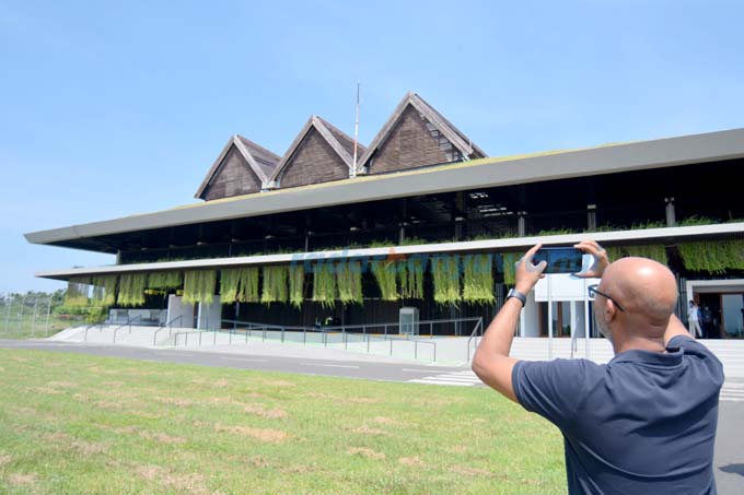 MASUK 20 BESAR DUNIA: Tim juri dari Aga Khan Awards for Architecture (AKAA) memotret Bandara Banyuwangi dalam rangkaian penilaian karya arsitektur dunia tanggal  26 Mei 2022 lalu. (Ramada Kusuma/RadarBanyuwangi.id)