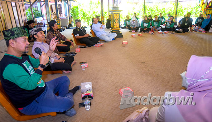 MUHIBAH BUDAYA: Art Director PLS Sanggam Husnizar Hood menceritakan budaya dan kesenian Tanjung Pinang di hadapan budayawan Banyuwangi di pelinggihan Disbudpar, Jumat (2/6) lalu. (Ramada Kusuma/Radar Banyuwangi)