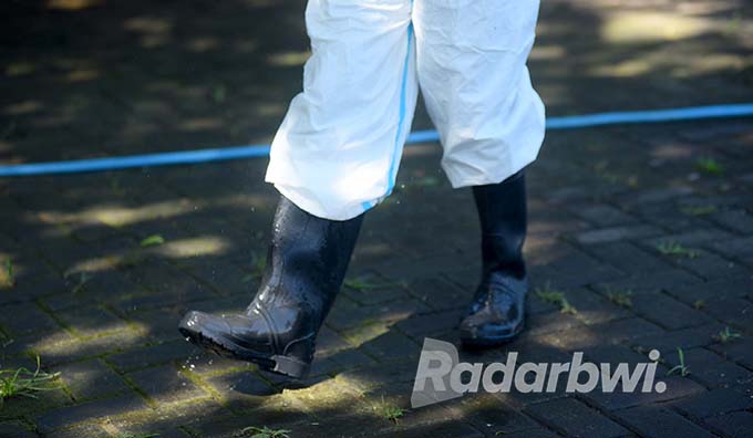 PELINDUNG: Sepatu bot karet sering digunakan sebagai pelindung kaki di lingkungan kerja yang berisiko tinggi. (Ramada Kusuma/Radar Situbondo)