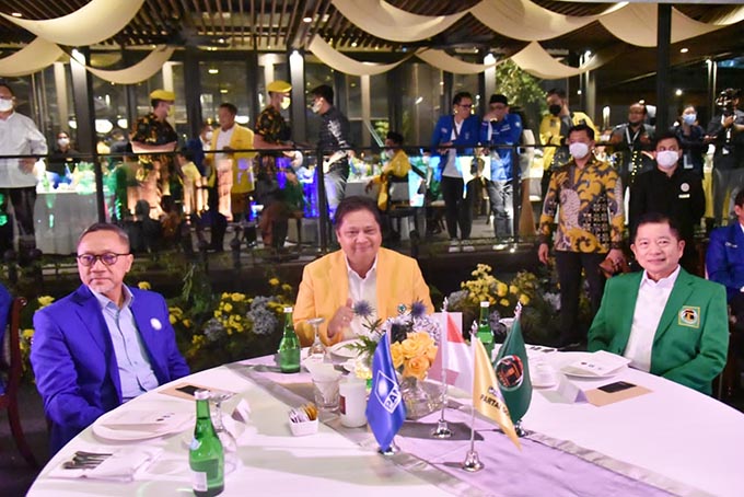 Ketua Umum Partai Golkar Airlangga Hartarto (tengah) bersama Ketum PAN Zulkifli Hasan (kiri) dan Ketum PPP Suharso Monoarfa (kanan).