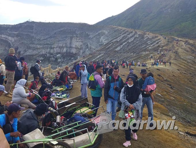 JADI JUJUGAN WISATAWAN: Pengunjung Ijen turun dari kawah.  Bagi yang kelelehan, bisa menggunakan jasa penarik troli dengan tarif yang sudha ditentukan. (Dini Rahmawati for Radar Banyuwangi)