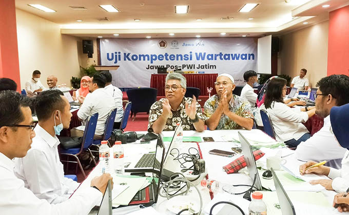 KETAT: Peserta UKW Jawa Pos - PWI Jatim melakukan presentasi di hadapan penguji UKW yang digelar di Graha Pena Surabaya 13-16 Juni 2022. (Dite Surendra/Jawa Pos)