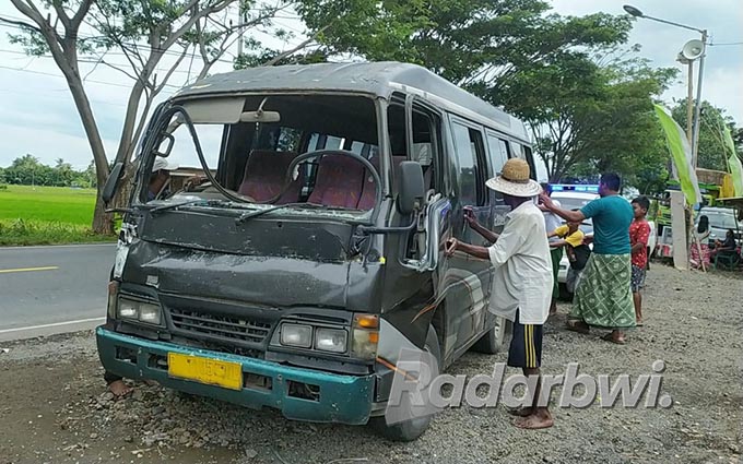 KACA PECAH: Kondisi mini bus mengalami rusak parah pada bagian depan saat membawa penumpang, di Desa/Kecamatan Kapongan, Rabu (1/6). (Iwan Feriyanto/Radar Situbondo)