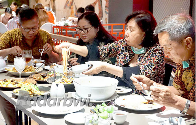 ISTIMEWA: Tamu menikmati hidangan family style di Royal Jade Chinese Restaurant.