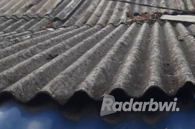 ATAS GARASI: Atap asbes yang sudah lama terpasang. (Sigit Hariyadi/Radar Banyuwangi)