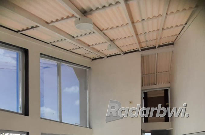 JARANG: Atap dari bahan sintetis sejenis UPVC dikenal bersih kuat, dan ringan. Ruangan tidak terlalu gerah meskipun atap dipakai tanpa lapisan plafon. (Ramada Kusuma/Radar Banyuwangi)