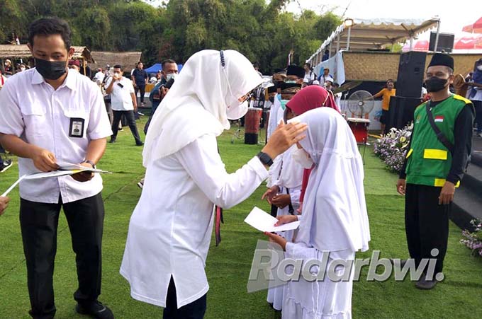 Bupati Ipuk Fiestiandani Azwar Anas bersama Baznas serta UPZ Tegaldlimo memberikan suntunan kepada anak yatim. (Baznas Bwi for Radar Banyuwangi)