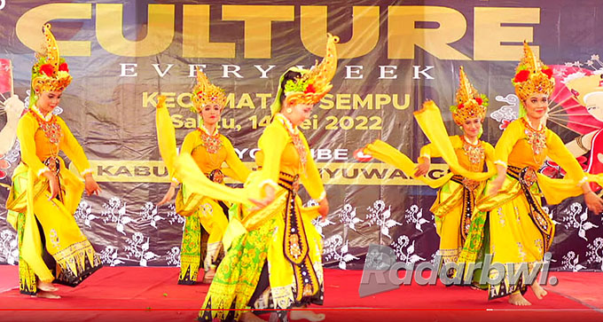 GEMULAI: Para duta seni pelajar Kecamatan Sempu menampilkan tari cunduk menur. (Tangkapan Layar YouTube.Com)