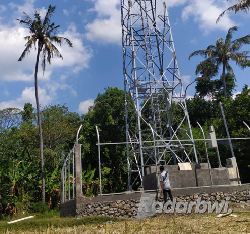 DI TUTUP SEMENTARA: Ketua Komisi III, Kepala DPMPTSP meninjau pembangunan tower yang tidak berizin di Desa Sumberkolak, Kecamatan Panarukan, Selasa (21/6) lalu. (Iwan Feriyanto/Radar Situbondo)