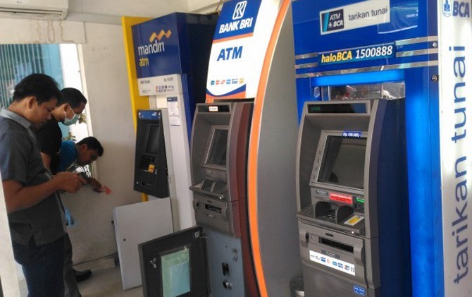 Foto Ilustrasi nasabah berada di ATM BRI. (JawaPos.com)