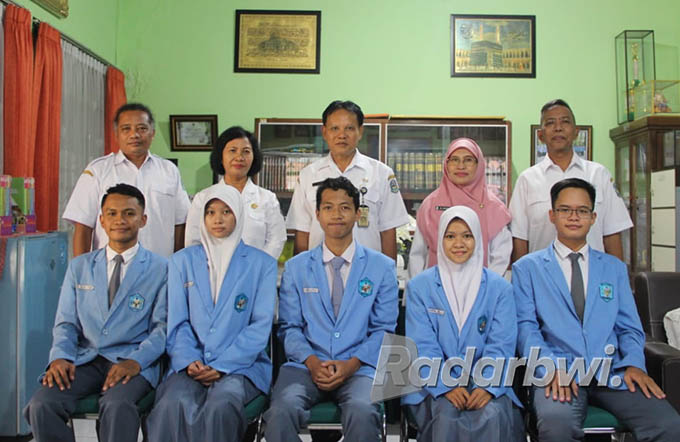 PRESTASI MEMBANGGAKAN: Sejumlah siswa-siswi SMAN 1 Situbondo menyabet juara Olimpiade Sains Tingkat Nasional baru-baru ini. (Marjono/Radar Situbondo)