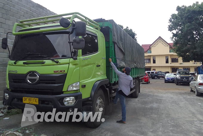 BARANG BUKTI: Truk Fuso yang dikemudikan Samsul warga Kecamatan Kediri, Kabupaten Lombok, dievakuasi ke halaman belakang Mapolres Situbondo, Selasa (14/6). (Humaidi/Radar Situbondo)