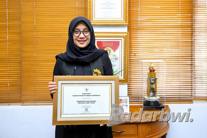 PRESTISIUS: Bupati Ipuk Fiestiandani memegang sertifikat penghargaan dari Kementerian Kesehatan sebagai Kabupaten Bebas Frambusia, Jumat (2/6) lalu. (Humas Pemkab BWI for Radar Banyuwangi)