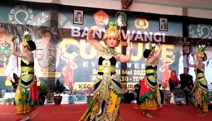 KREATIF: Pelajar SMP Muhamadiyah 5 Siliragung meyuguhkan teater berjudul Babad Blambangan. (Tangkapan Layar Youtube.com)
