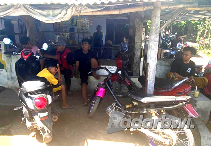 TEMPAT KEJADIAN: Salah satu warung ngopi di jalan Kampung Krajan, Desa/Kecamatan Kendit. (Humaidi/Radar Situbondo)