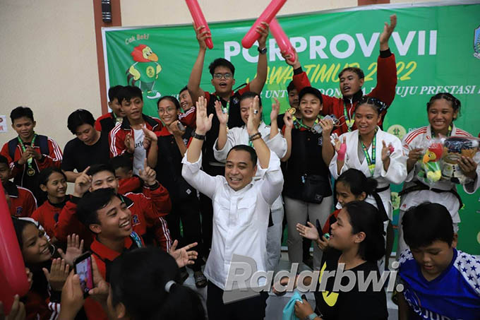MELEBUR BERSAMA ATLET: Walikota Surabaya Eri Cahyadi hadir langsung di GOR Baluran, Situbondo, untuk mendukung para atlet asal Surabaya, di antaranya pada cabang olahraga judo. (Humas Pemkot Surabaya for Radar Banyuwangi)