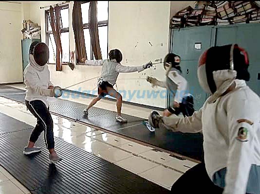 TAHAP AKHIR: Atlet anggar Banyuwangi menjalani TC terakhir di Sidoarjo sejak Rabu (15/6) kemarin.