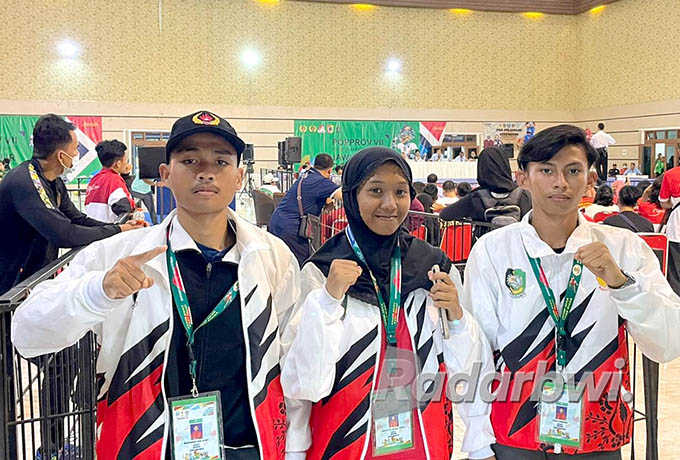 TIGA MEDALI: Atlet wushu Banyuwangi, M. Nur Hanif (perunggu), Cintya Cici (perak), dan Genta (perunggu) selepas pertandingan penutup cabor wushu di GOR Serbaguna Jember, Senin (27/6) sore. (Fredy Rizki/Radar Banyuwangi)